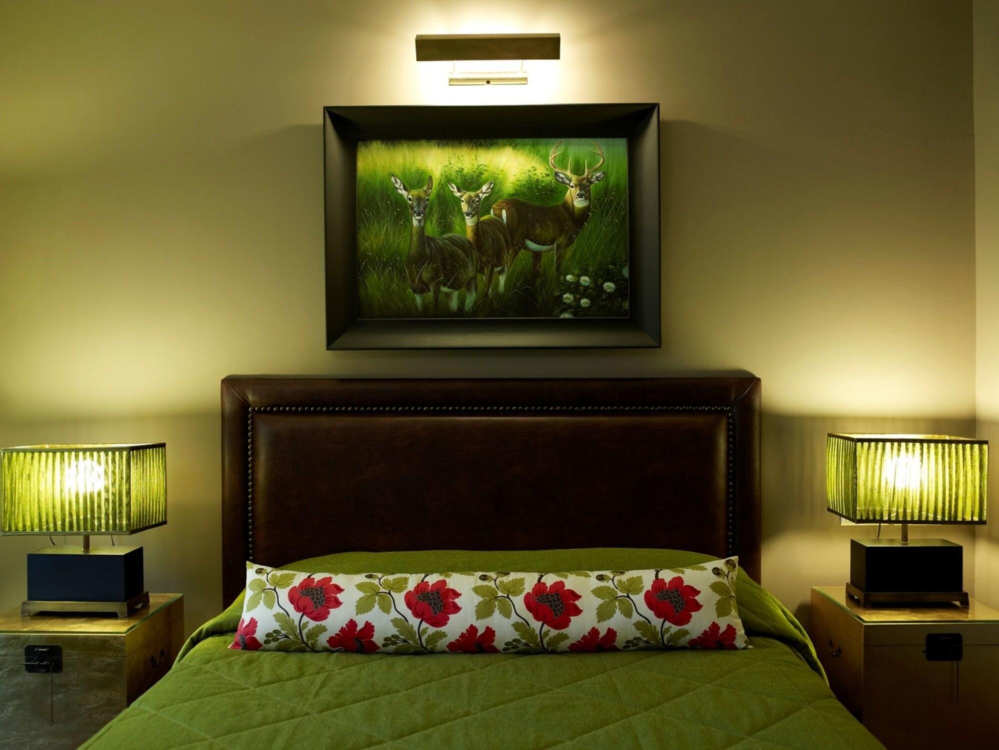 Hotel Du Lac Congress Center & Spa Ioannina Exterior foto A bedroom with a bed, a painting, and two bedside lamps