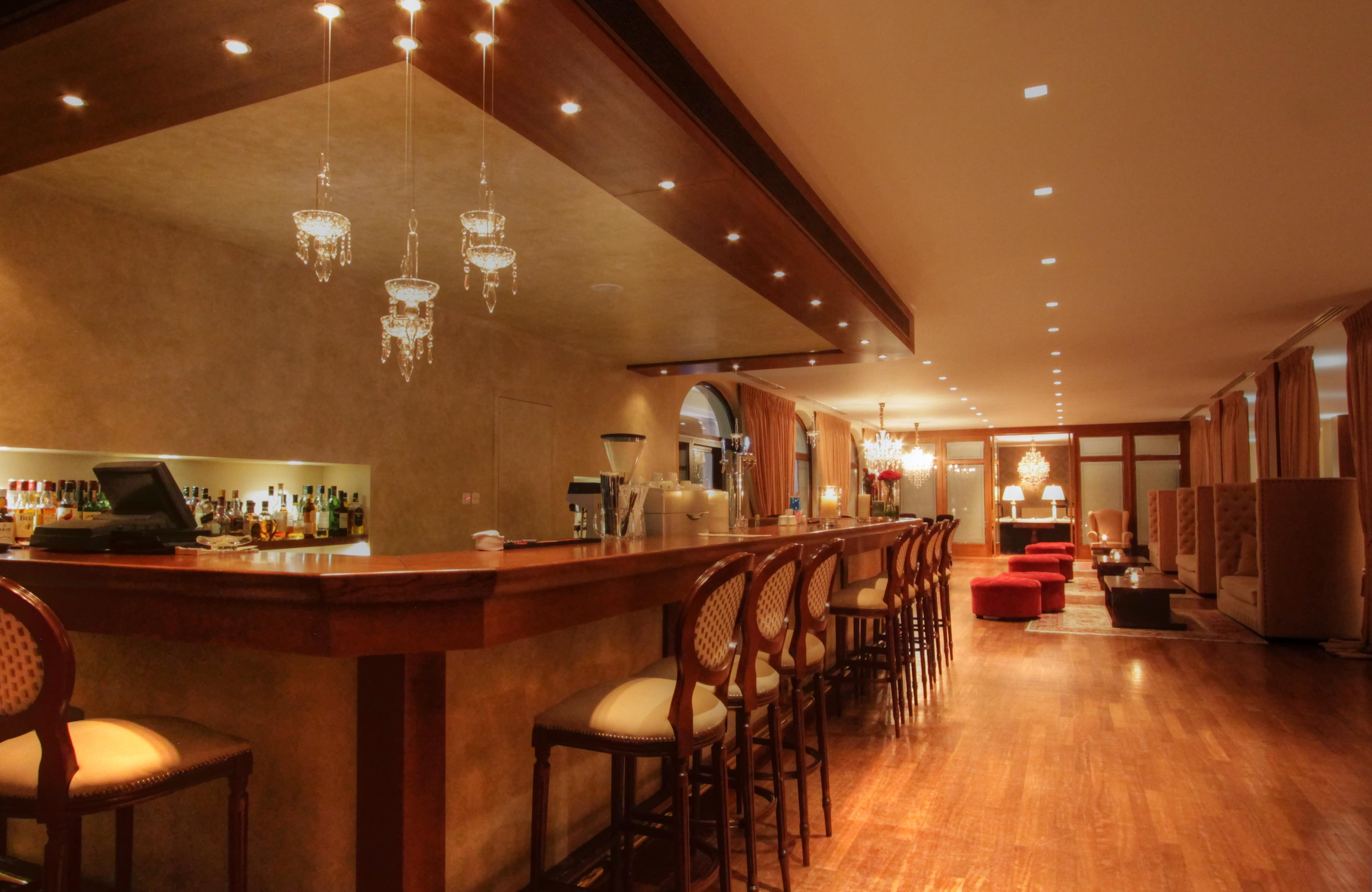 Hotel Du Lac Congress Center & Spa Ioannina Exterior foto The bar at the hotel