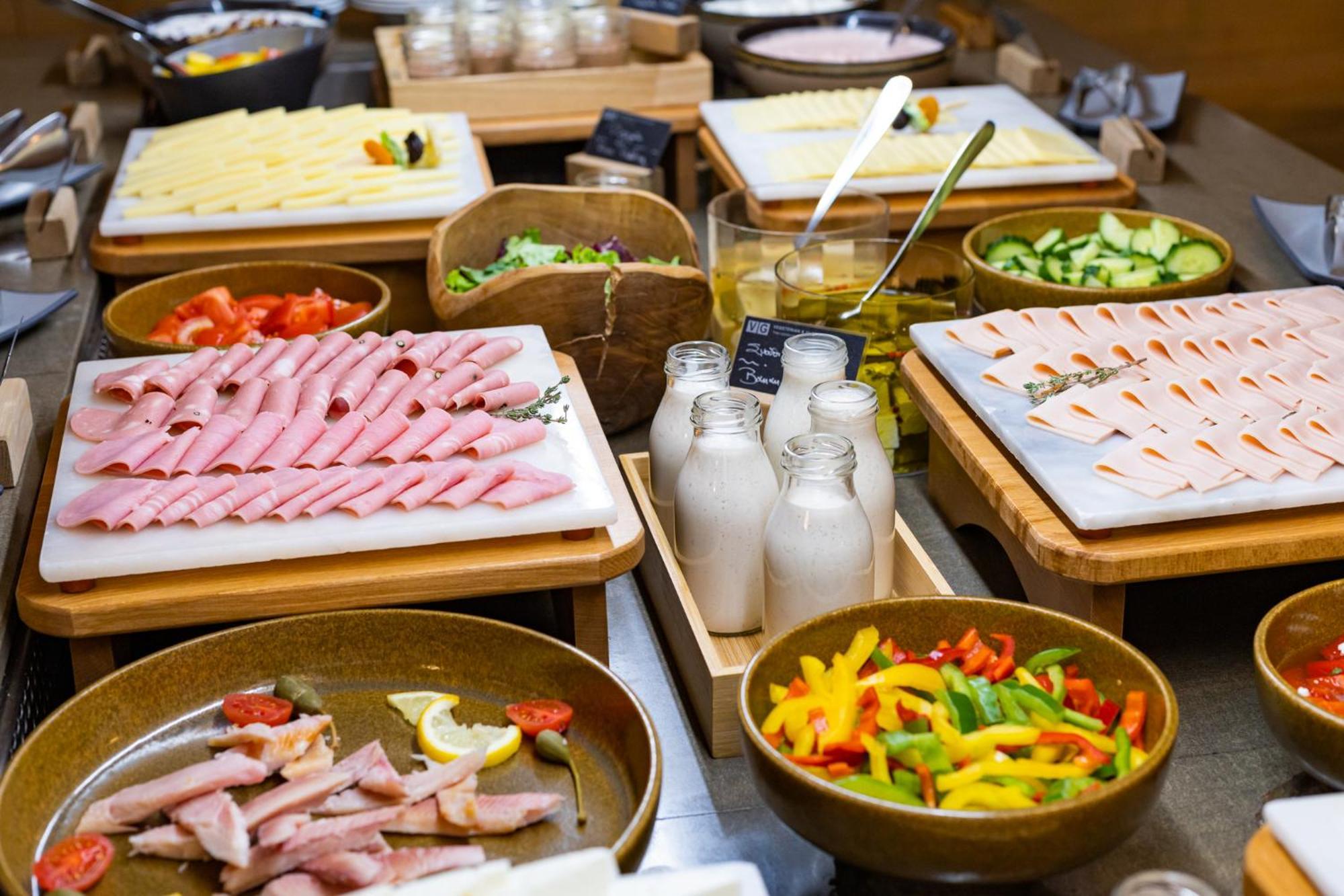 Hotel Du Lac Congress Center & Spa Ioannina Exterior foto A buffet at a hotel