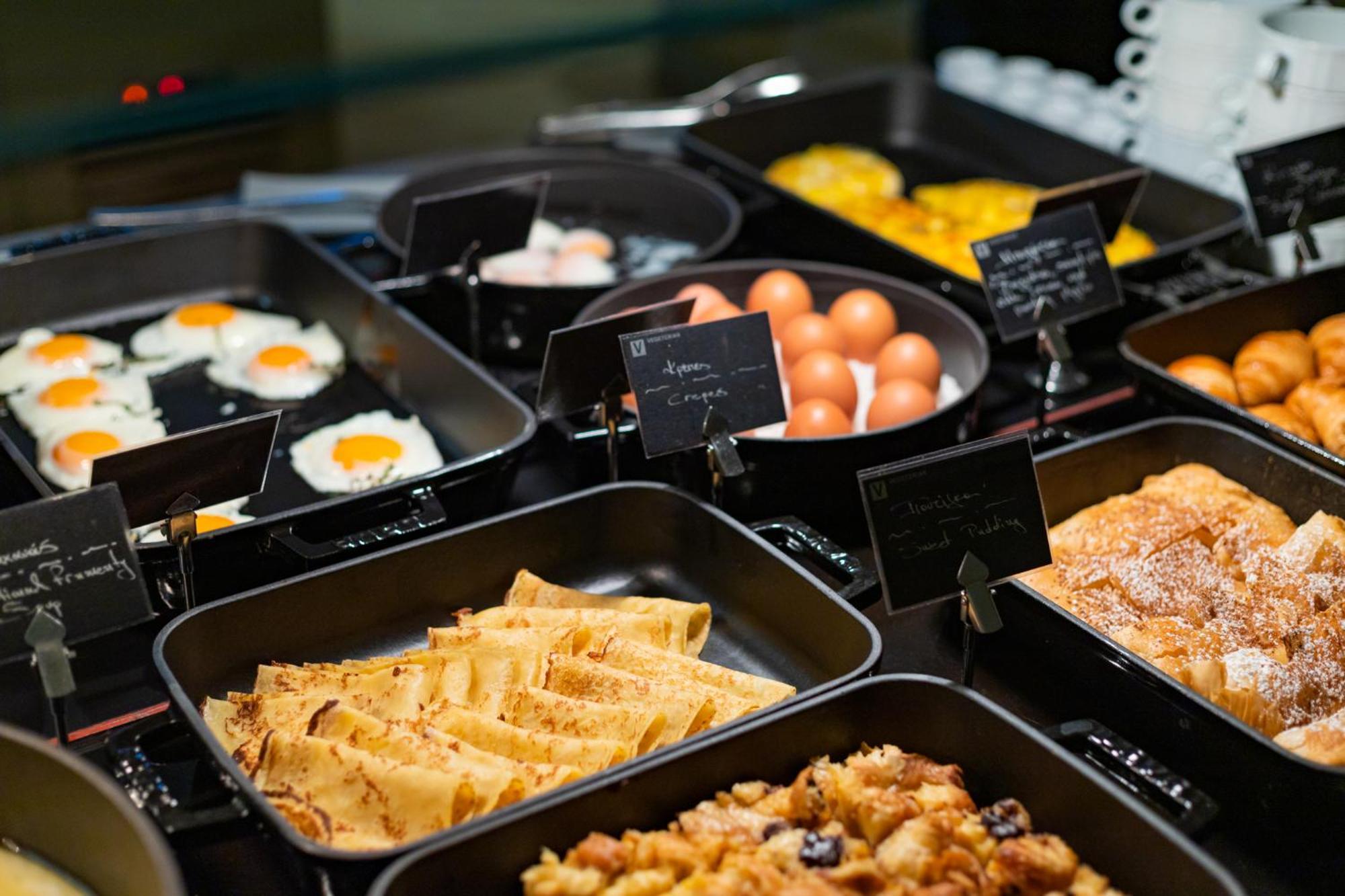 Hotel Du Lac Congress Center & Spa Ioannina Exterior foto A breakfast buffet