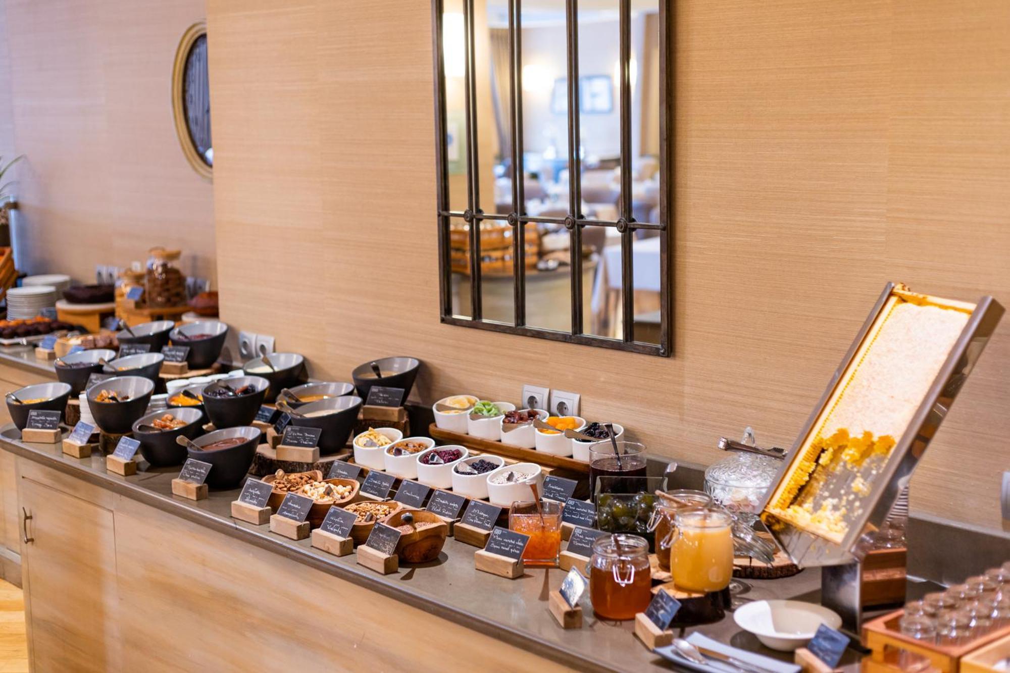 Hotel Du Lac Congress Center & Spa Ioannina Exterior foto A buffet at a hotel