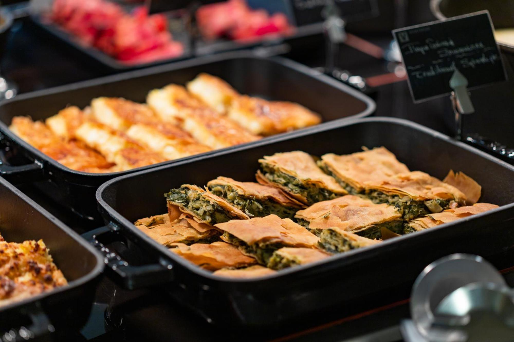 Hotel Du Lac Congress Center & Spa Ioannina Exterior foto A selection of food at a buffet