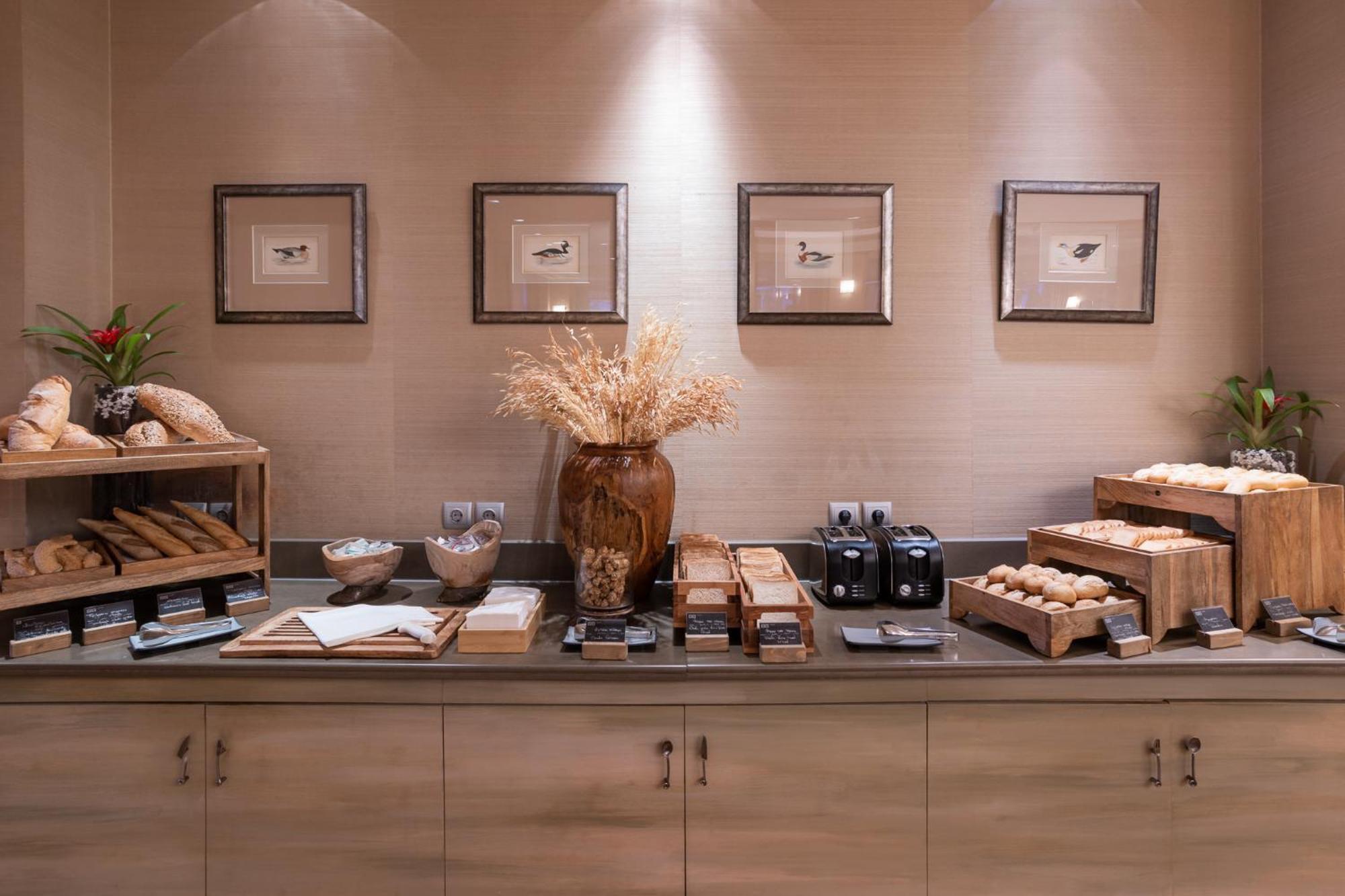 Hotel Du Lac Congress Center & Spa Ioannina Exterior foto The buffet at the lounge