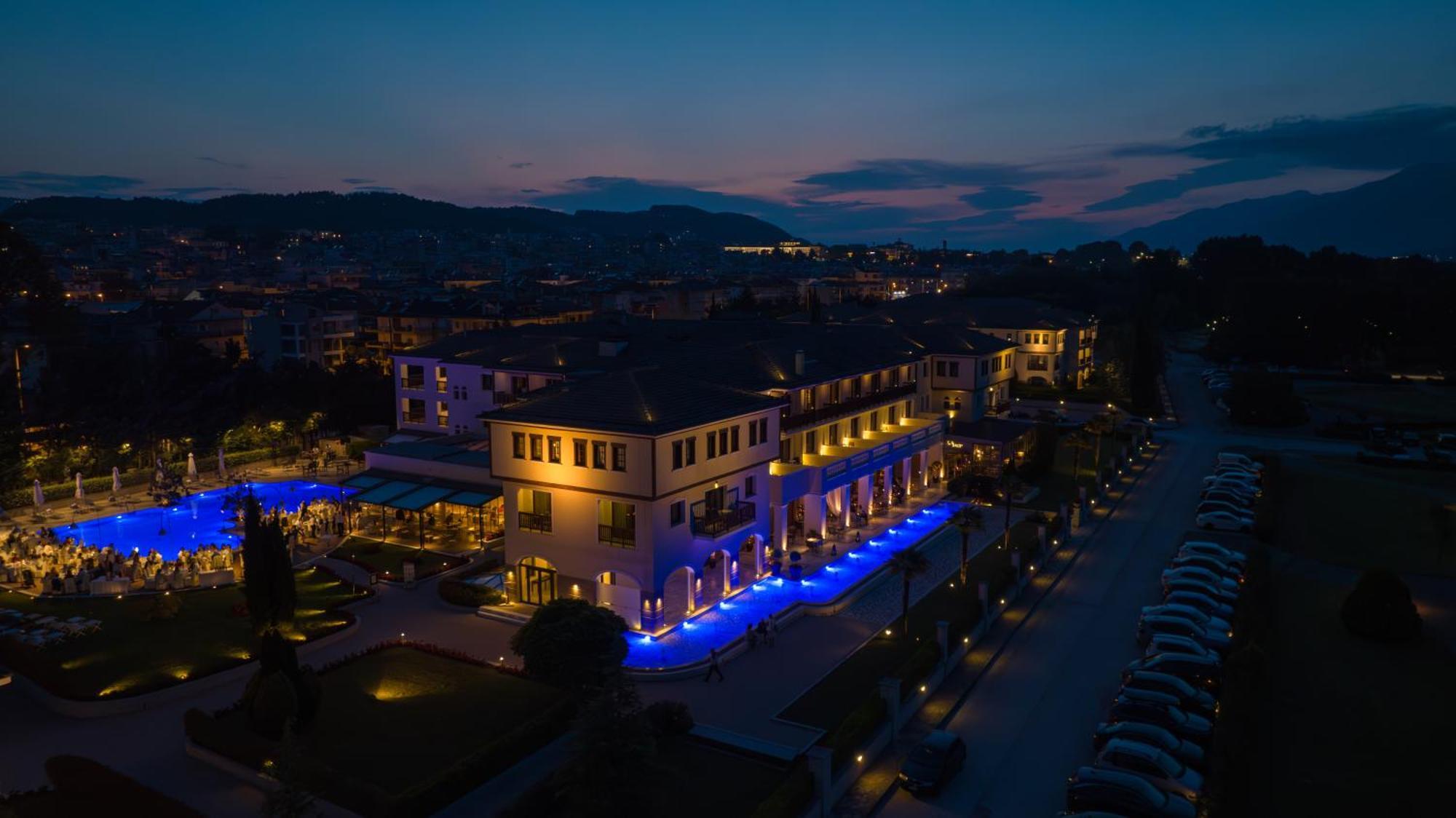 Hotel Du Lac Congress Center & Spa Ioannina Exterior foto The hotel at night